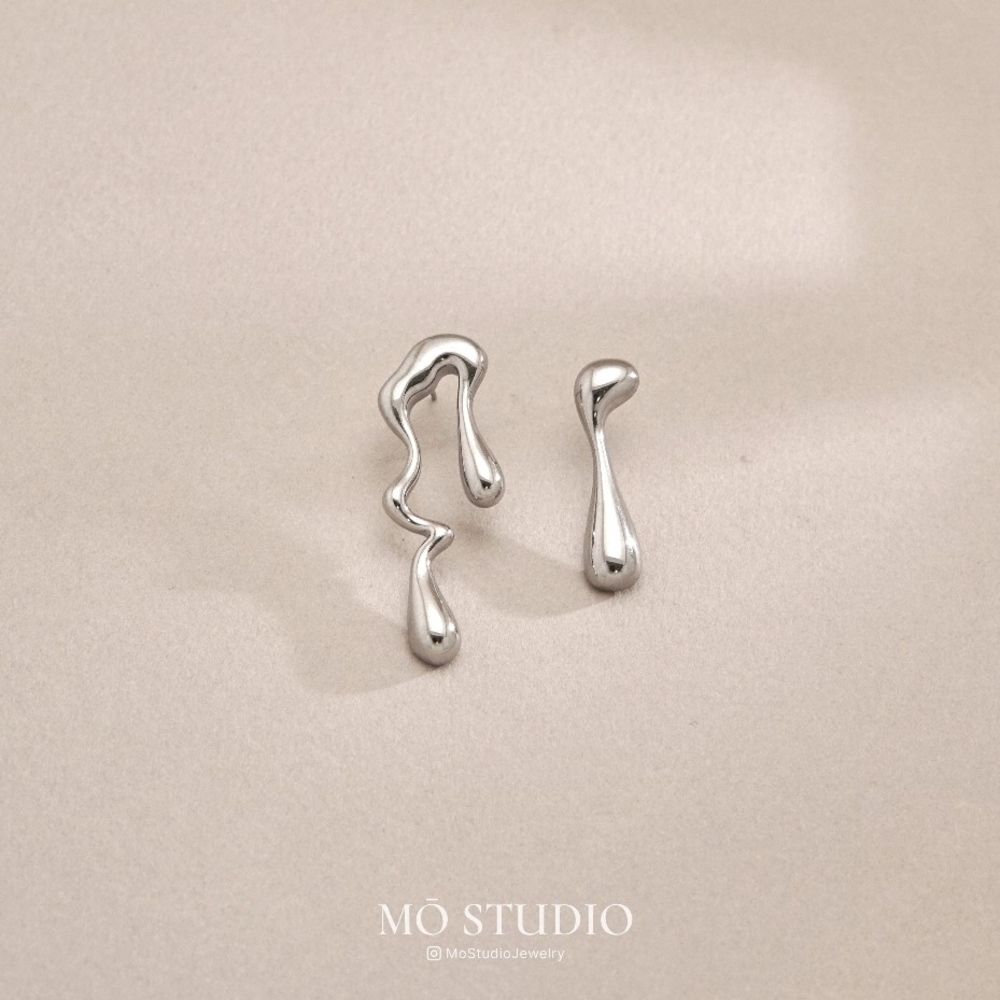 NWT MO STUDIO Silver Asymmetrical Organic Drop Earrings